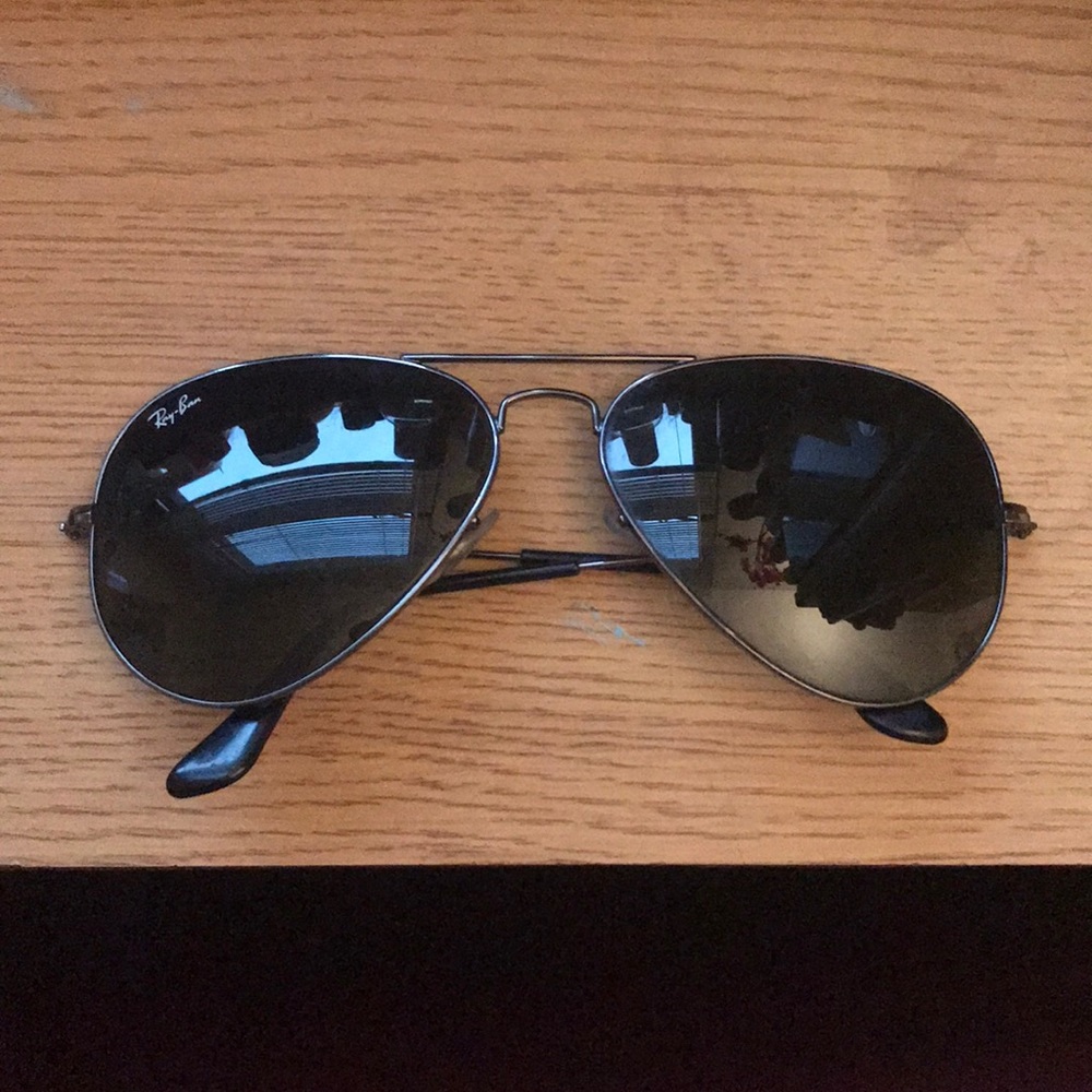 Black aviator ray ban sunglasses
